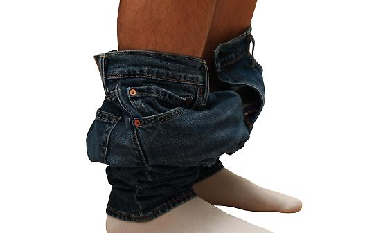 Terrore in tuta grigia: l’uomo che si abbassa i pantaloni davanti alle ragazze