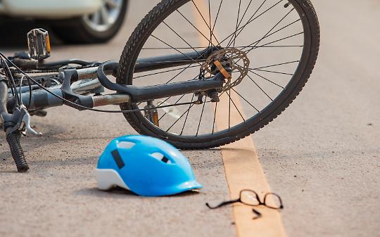 Grave incidente a San Gillio: ciclista di 59 anni in arresto cardiaco dopo lo schianto contro un’auto in sosta