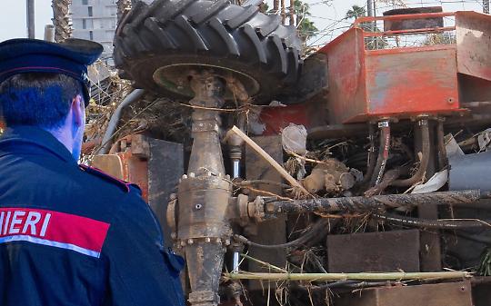 Agricoltore muore schiacciato dal trattore dopo scontro con un camion