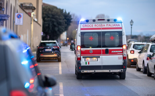 Cade dal ponteggio e sbatte la testa: 27enne in fin di vita a Leini