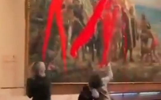 Madrid, attiviste imbrattano il quadro di Colombo: “12 ottobre simbolo di genocidio, non di scoperta”