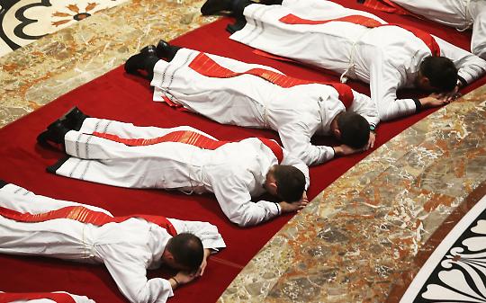 La Chiesa di carta e i seminari vuoti