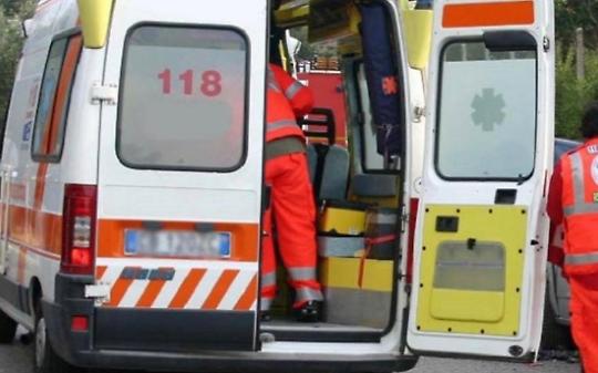 Schiacciato dal nastro del forno a induzione: operaio 47enne ferito trasportato in ospedale
