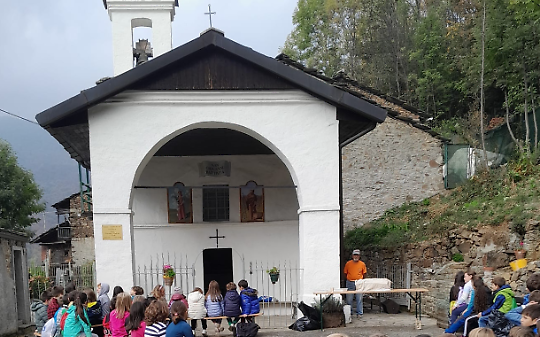 Gli alunni della Scuola Primaria riuniti di fronte alla cappella di frazione Castagno