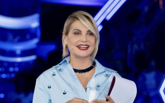 Simona Ventura, il coraggio di fare televisione senza urlare. Che bello che è il suo "Grande Fratello"