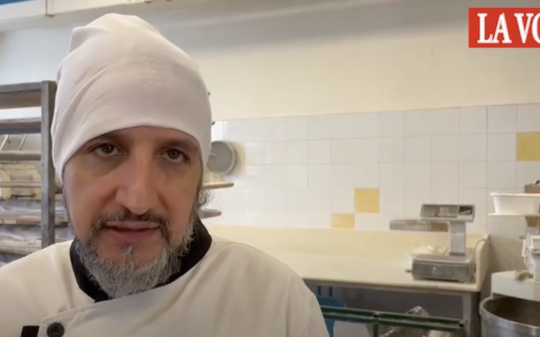 Spaccano la vetrata e rubano pure il cibo del cane: notte di paura alla panetteria