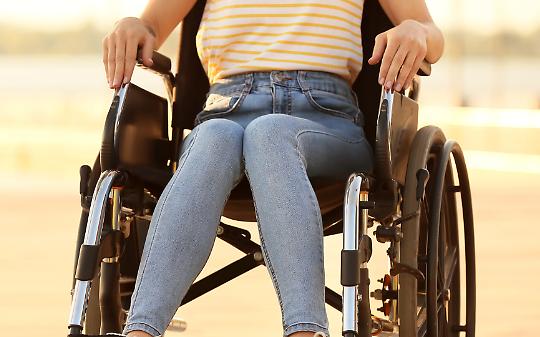 “Non venire più, ci fai perdere soldi”. La cliente disabile cancellata con un messaggio