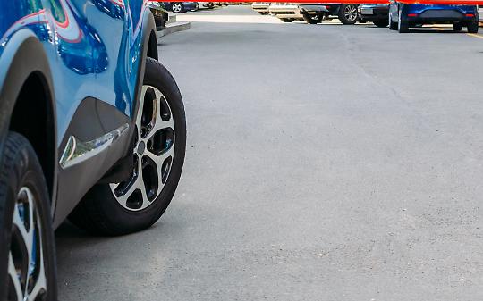 Parcheggia in divieto e il motociclista cade: pu&ograve; essere colpa sua?