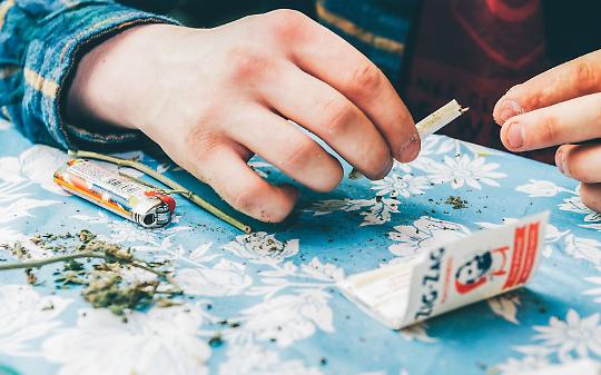 Il nonno spaccino: usava TikTok per vendere erba ai ragazzi come fosse un influencer