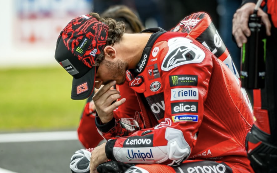Pecco Bagnaia, il campione che fa la pole e poi buca: quando la sfiga guida più forte di lui
