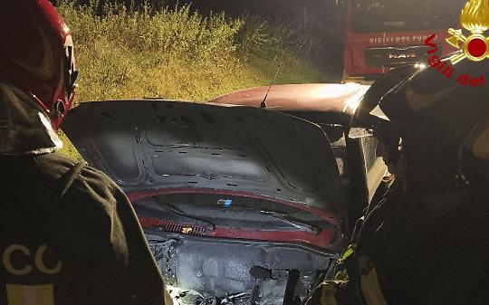 Auto in fiamme nella notte ad Alice Castello: intervengono i Vigili del Fuoco