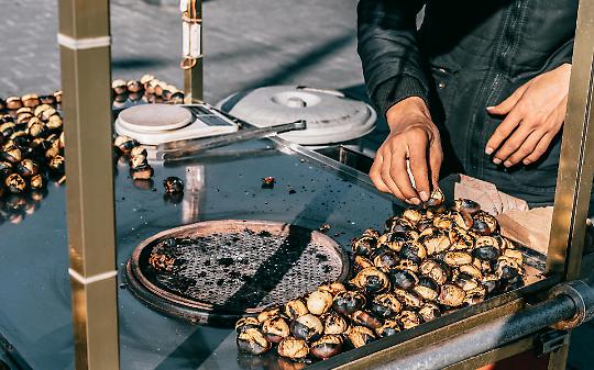 Caselle; caldarroste e vin brulè per scaldare il giorno del ricordo