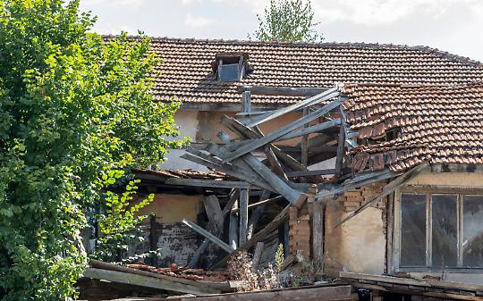 Crolla il tetto di una casa nel centro storico: sfiorata la tragedia a Cigliano