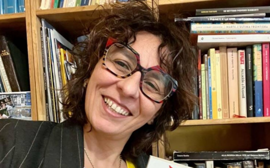 “Dal fuoco dei vulcani alle stelle”: la vulcanologa Sabrina Mugnos a teatro per ispirare i giovani