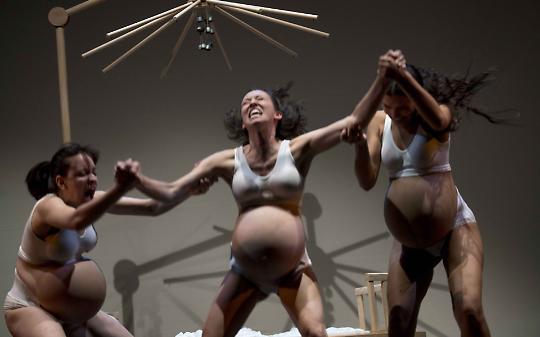 Tre donne, tre destini e una culla: “I cuori battono nelle uova”