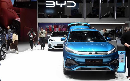 BYD, il gigante cinese dell’auto elettrica corteggia Torino ma costruisce altrove