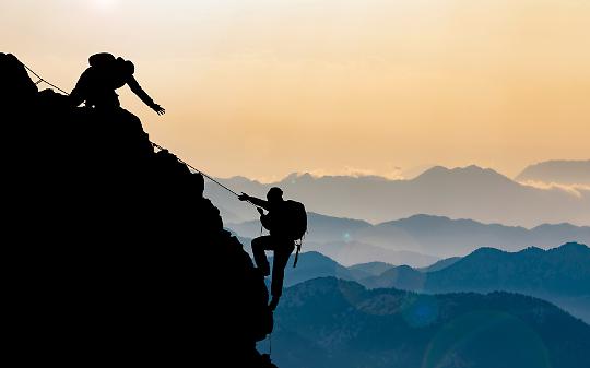Michele Serra e la “Montagna Sacra”: quando il limite diventa libertà