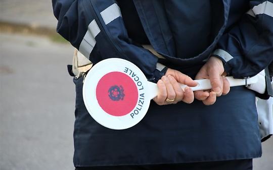 Furgone perde rifiuti nel sottopasso: traffico in tilt sulla SP501 a Borgaro