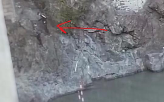 Dopo i tuffi dal Ponte Passerella, due ragazzini si arrampicano sul letto della Dora al Borghetto