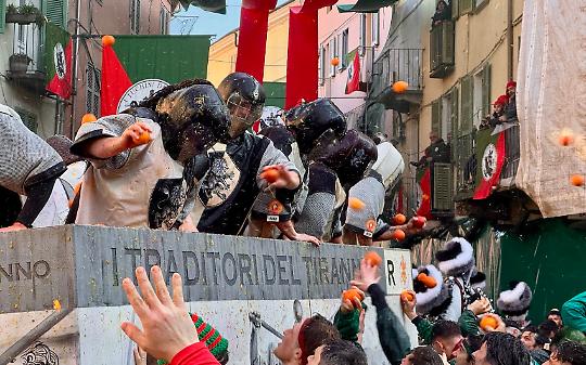 Carnevale di Ivrea 2026: via libera ai 56 conducenti, ma solo 54 carri in piazza