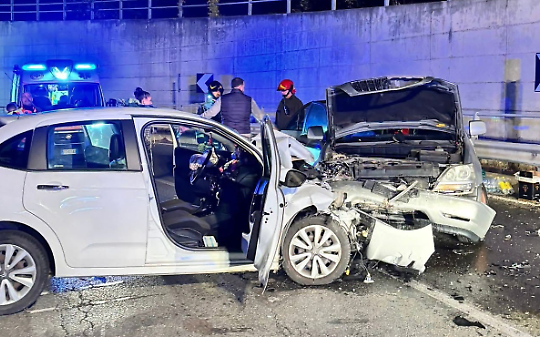 Schianto nel sottopasso: auto invade la corsia opposta, feriti in ospedale