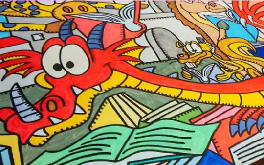 Colori, sorrisi e inclusione: il nuovo murale accoglie i lettori alla Biblioteca di Montalto Dora