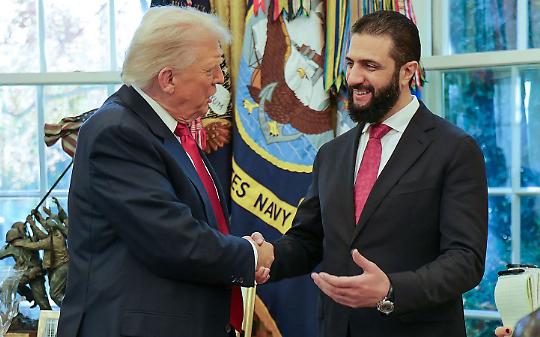 Trump accoglie il leader siriano alla Casa Bianca: “Quante mogli hai?” (VIDEO)