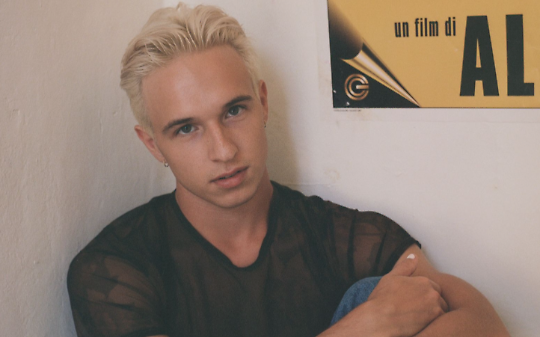 “Fuorigioco”: identità, coraggio e la rivoluzione di Lorenzo Tombesi