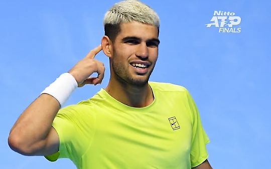 Alcaraz travolge Auger-Aliassime e vola in finale: a Torino sarà sfida stellare con Sinner per il trono delle ATP Finals