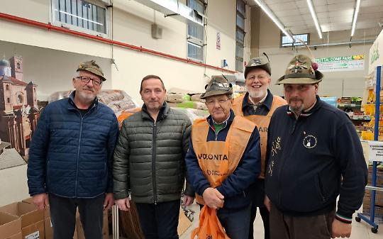 Favria si stringe attorno alla solidariet&agrave;: una comunit&agrave; unita nella 29&ordf; Colletta Alimentare insieme agli Alpini