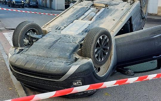 Auto ribaltata nel canale