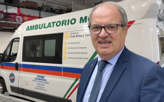Il presidente Rotary Oriano Barbin con l'unità mobile