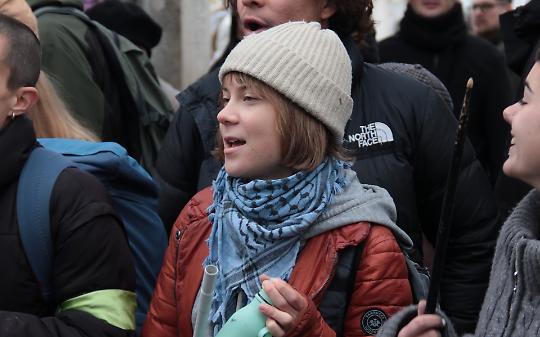 Extinction Rebellion tinge di verde i fiumi, mari, laghi e fontane in tutta Italia. “Fermare l’Ecocidio”