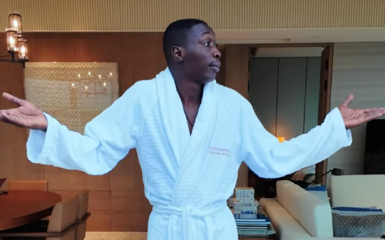 Khaby Lame conquista Hong Kong: il “fratello senza parole” diventa ambasciatore globale della città