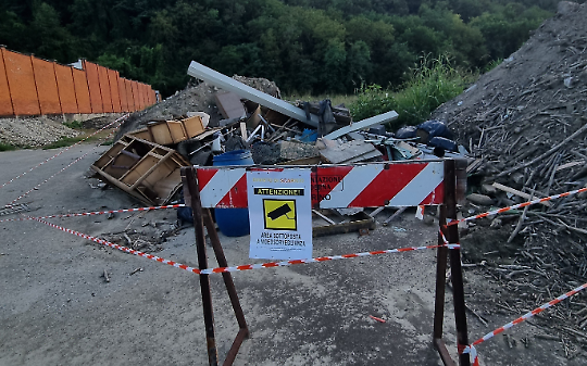 Parcheggi inutilizzabili e rifiuti dell'alluvione abbandonati da 7 mesi: &egrave; scontro a Lauriano