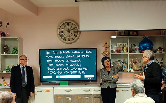 Una LIM per risvegliare i ricordi: inaugurate le nuove attrezzature alla RSA &ldquo;Casa dei pini&rdquo;