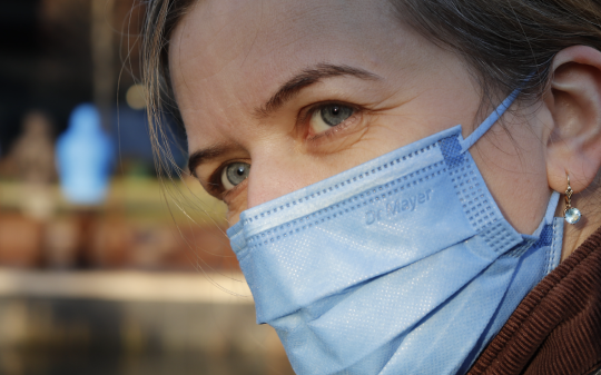 Foto generica di una donna con mascherina al tempo del Covid