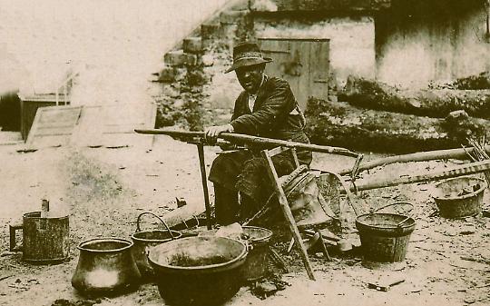 Calderaio ambulante al lavoro