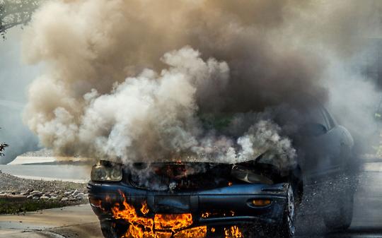Auto in fiamme a Beinasco