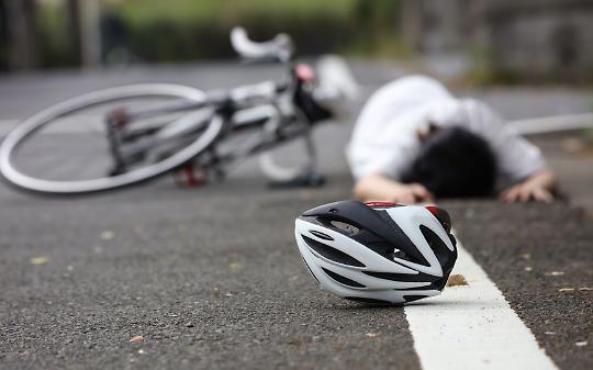 Investe un ciclista e scappa