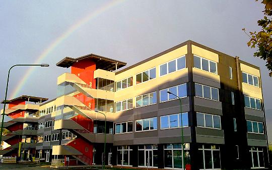 Sesso orale in bagno e masturbazioni col cronometro: maestro di canto a processo per abusi