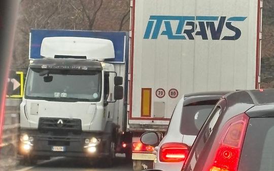 Due tir incastrati sul Ponte Preti: l&rsquo;immagine di un fallimento nazionale