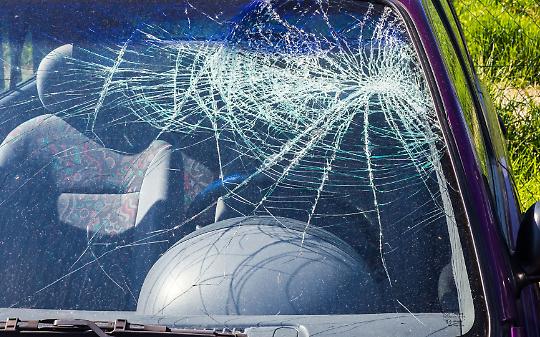 Frontale tra un&rsquo;auto e un bus