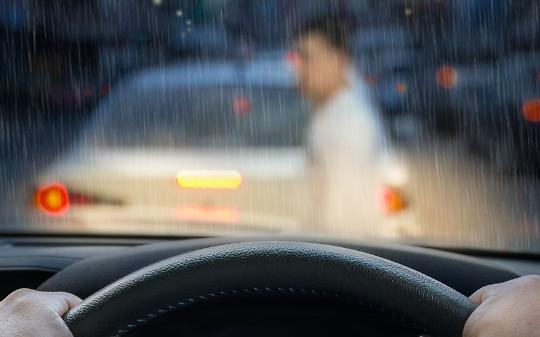 Sessantenne investito sulle strisce alla statale 565: traffico bloccato e indagine dei carabinieri a Ivrea
