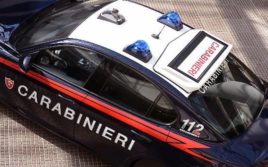 Sfondano la vetrina con l'auto rubata e fanno incetta di profumi e scappano