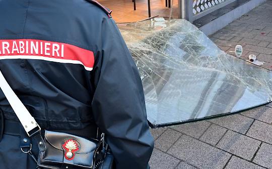 Spaccata notturna a Druento, auto-ariete contro un negozio in centro: caccia alla banda