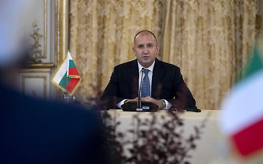 Bulgaria, il governo cade a tre settimane dall’ingresso nell’euro: proteste di massa e lo spettro della corruzione