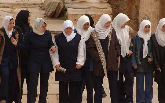 Austria, divieto di velo alle minorenni: legge-shock approvata con l’aiuto dell’estrema destra