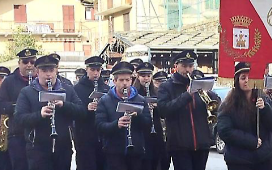 La Fanfara Cantoirese durante la sfilata per le vie del paese
