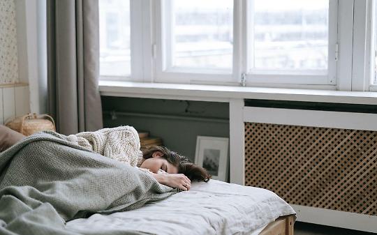 “Letto solo per dormire”: il cartello assurdo di un Airbnb a Istanbul che fa esplodere Reddit